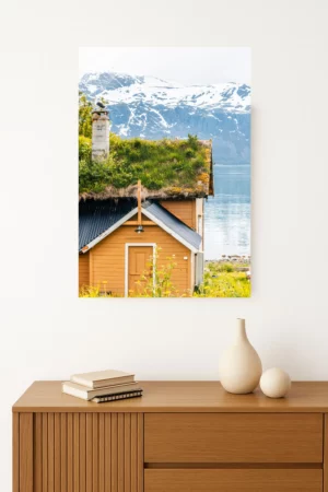 photo d'une maison traditionnelle au toit recouvert de végétation dans le paysage norvégien authentique