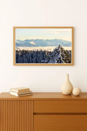 tirage photo d'une mer de nuages s'étendant en-dessous d'une forêt de sapins au coucher de soleil avec les montagnes au fond