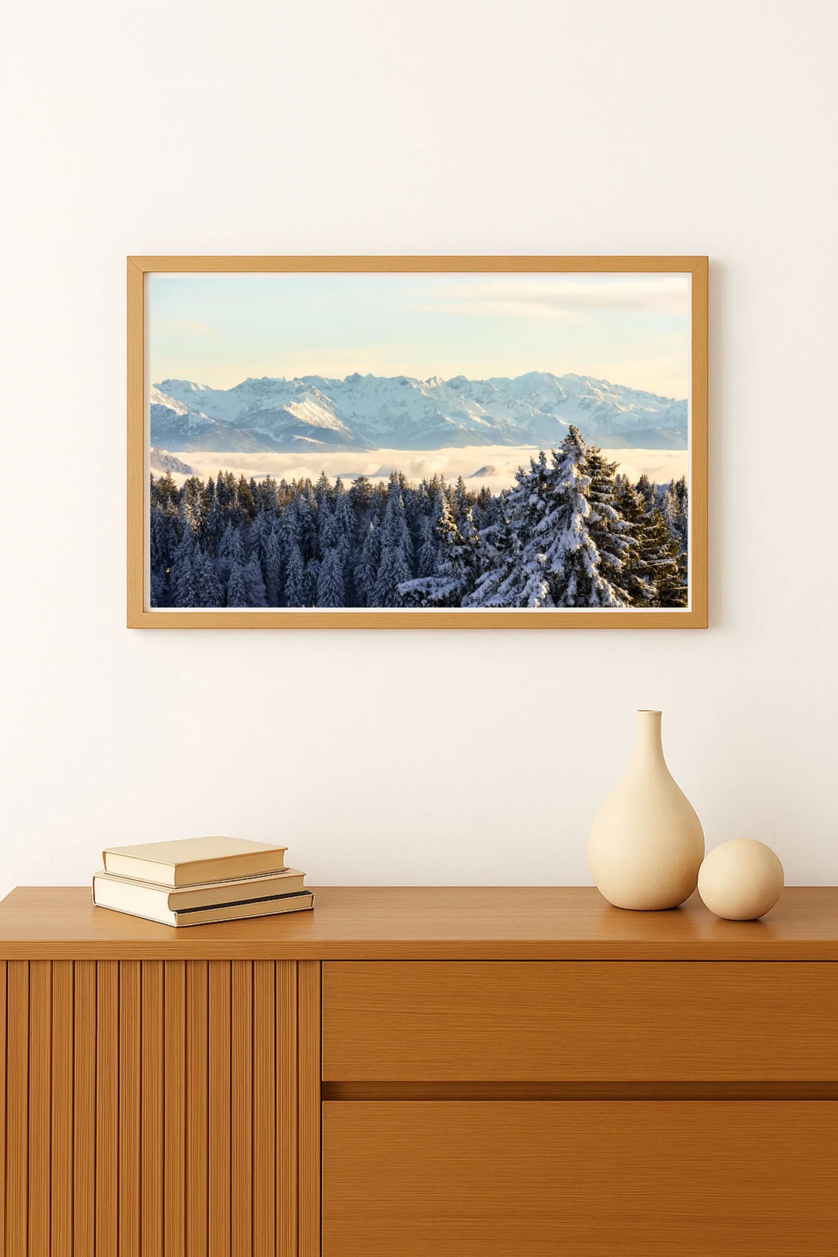 tirage photo d'une mer de nuages s'étendant en-dessous d'une forêt de sapins au coucher de soleil avec les montagnes au fond