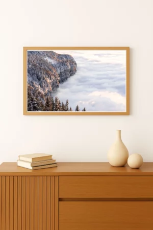tirage photo d'une mer de nuages s'étendant en-dessous d'une forêt de sapins au coucher de soleil. Format Paysage