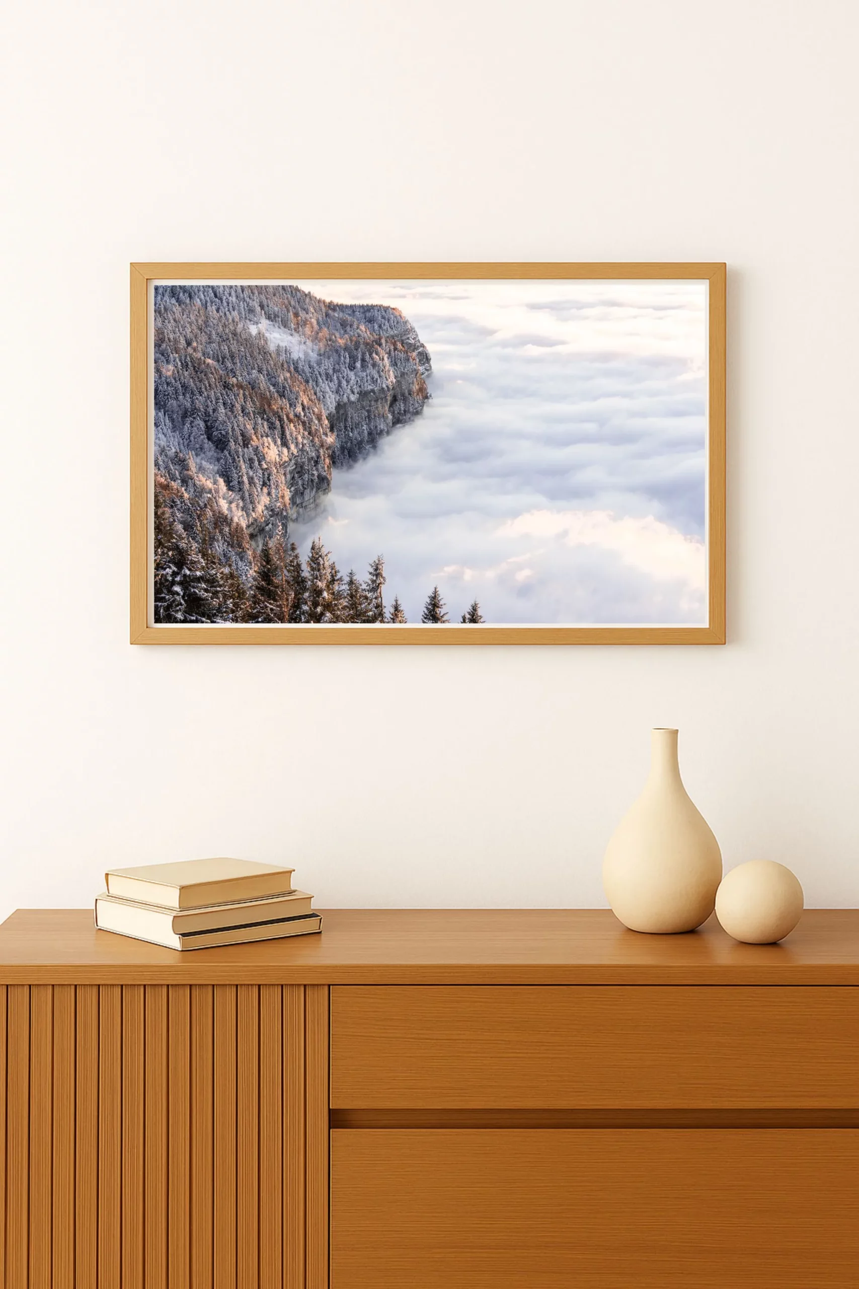 tirage photo d'une mer de nuages s'étendant en-dessous d'une forêt de sapins au coucher de soleil. Format Paysage