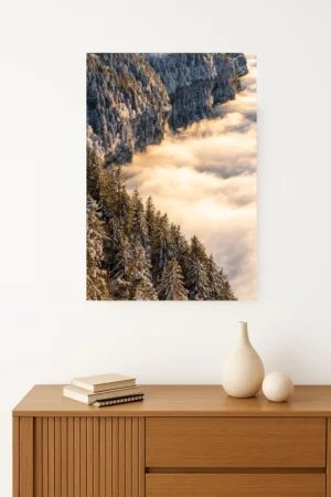 tirage photo d'une mer de nuages s'étendant en-dessous d'une forêt de sapins au coucher de soleil. Format portrait