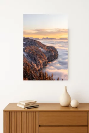 tirage photo d'une mer de nuages s'étendant en-dessous d'une forêt de sapins au coucher de soleil avec les montagnes au fond