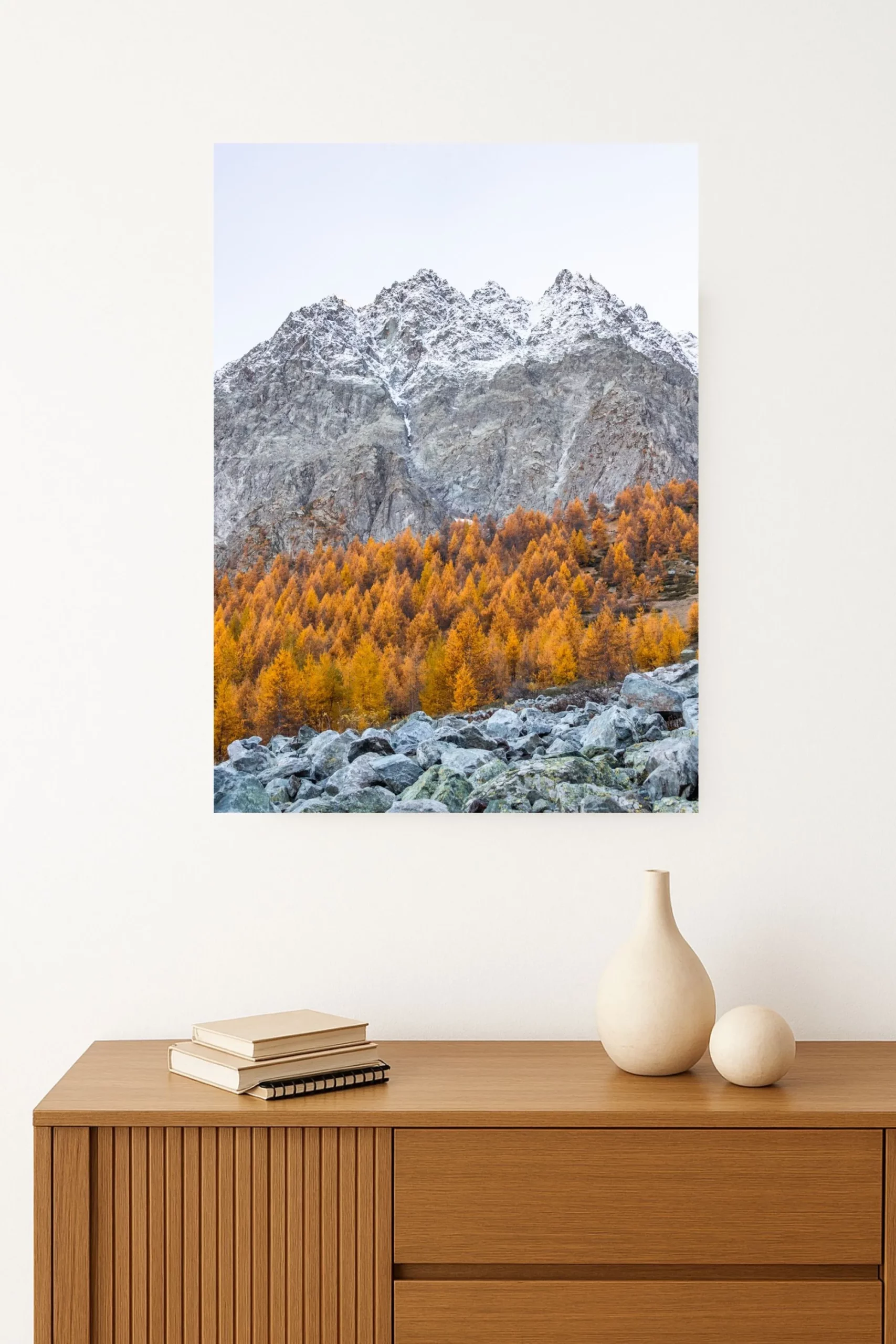 tirage photo d'une superposition de sommets enneigés, de forêts aux couleurs automnales et d’un pierrier