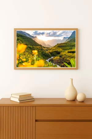 photo de Paysage grandiose de Norvège avec les montagnes abruptes et la verdure illuminées par le soleil couchant. Format Paysage