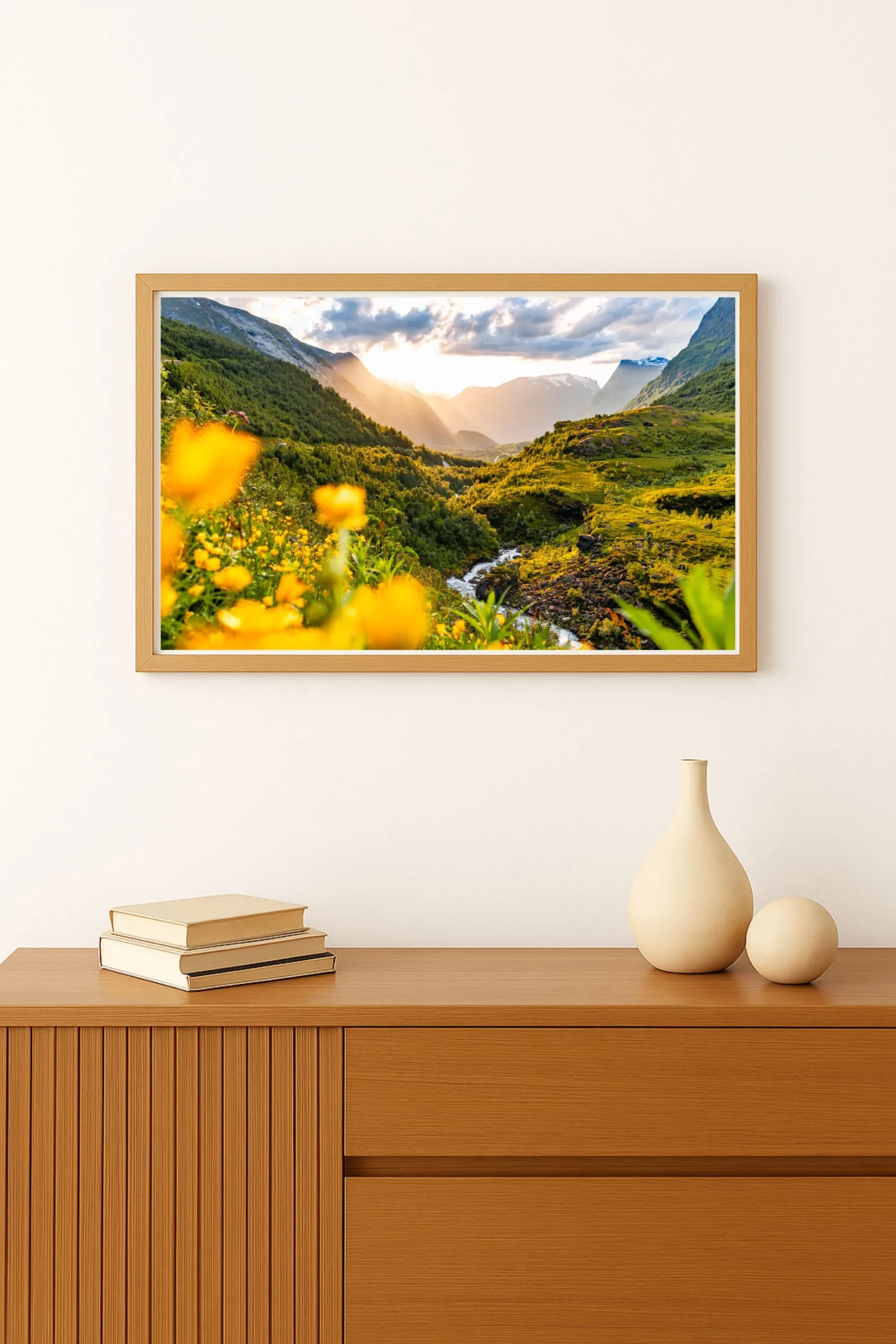 photo de Paysage grandiose de Norvège avec les montagnes abruptes et la verdure illuminées par le soleil couchant. Format Paysage