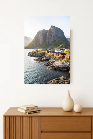 tirage photo du village de pêcheurs de Hamnøy avec ses cabanes rouges traditionnelles au bord du fjord, dans les Lofoten. Format Portrait