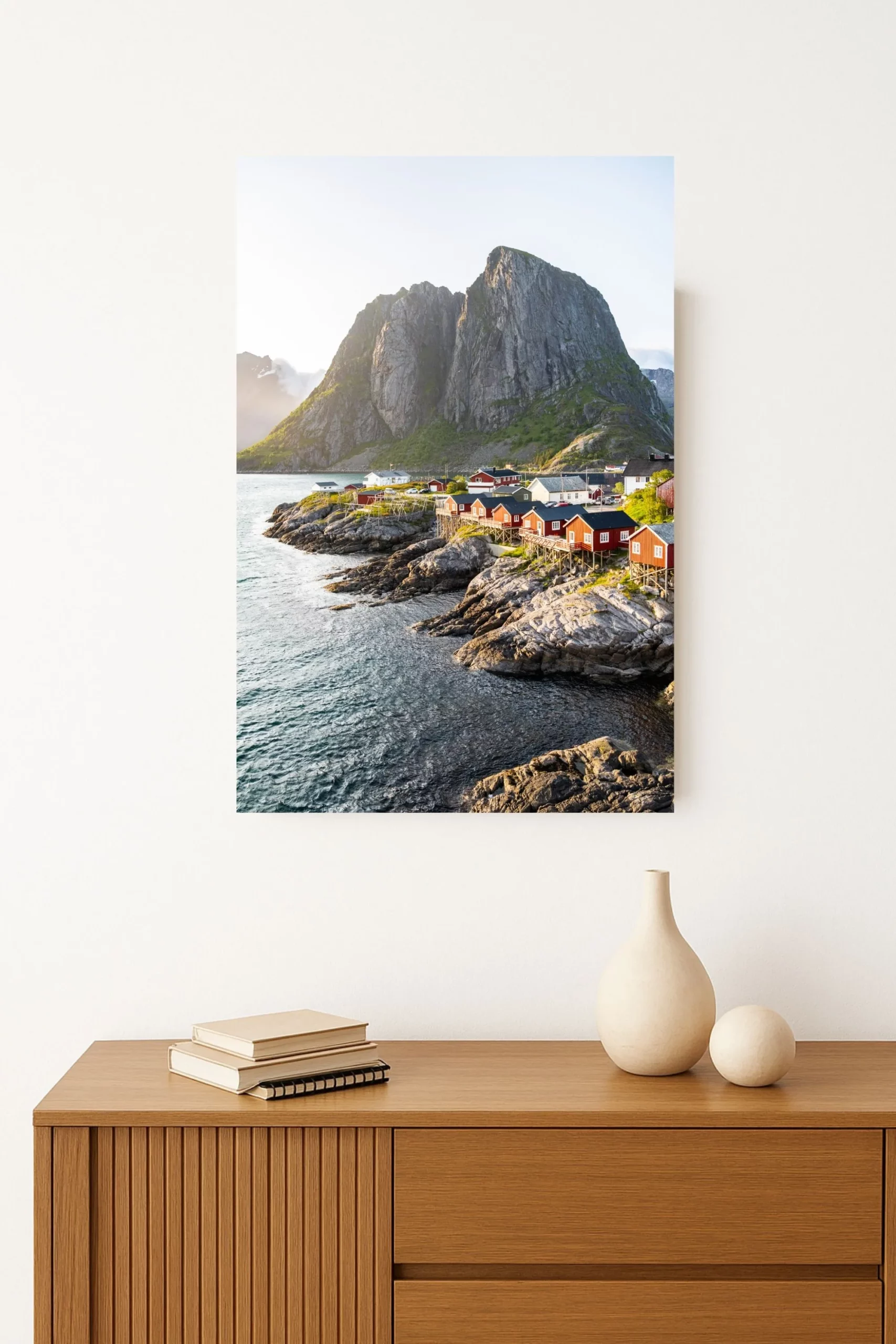 tirage photo du village de pêcheurs de Hamnøy avec ses cabanes rouges traditionnelles au bord du fjord, dans les Lofoten. Format Portrait