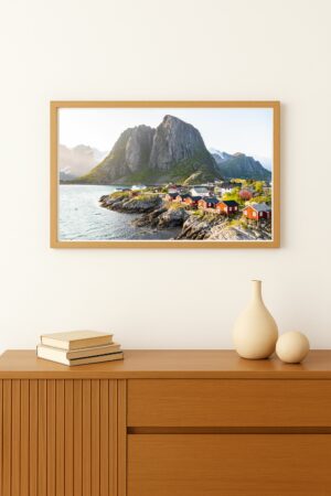photo du village de pêcheurs de Hamnøy avec ses cabanes rouges traditionnelles au bord du fjord, dans les Lofoten. Format Paysage
