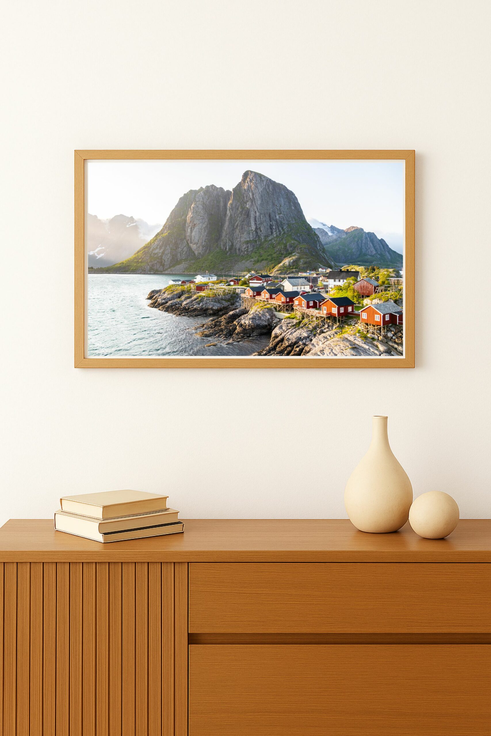 photo du village de pêcheurs de Hamnøy avec ses cabanes rouges traditionnelles au bord du fjord, dans les Lofoten. Format Paysage