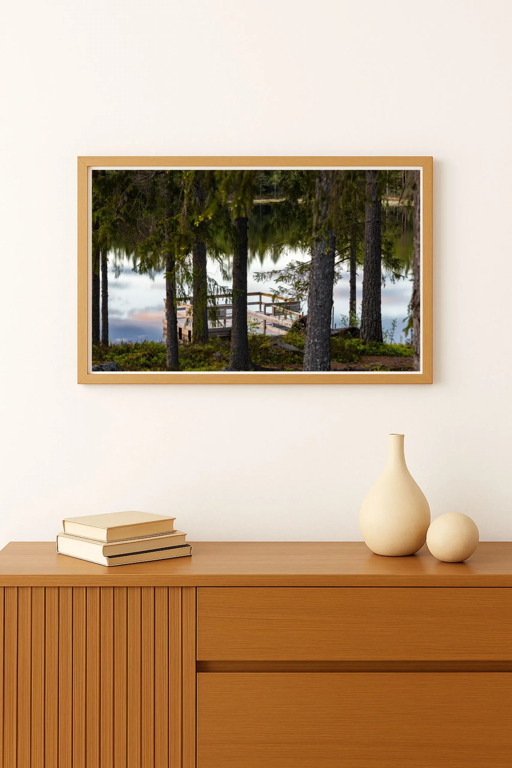 tirage photo d'un Ponton en bois s'avançant sur les eaux calmes d'un lac dans une forêt