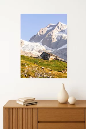 tirage photo du Refuge Elisabetta au pied des montagnes, baigné dans les premières lueurs du jour