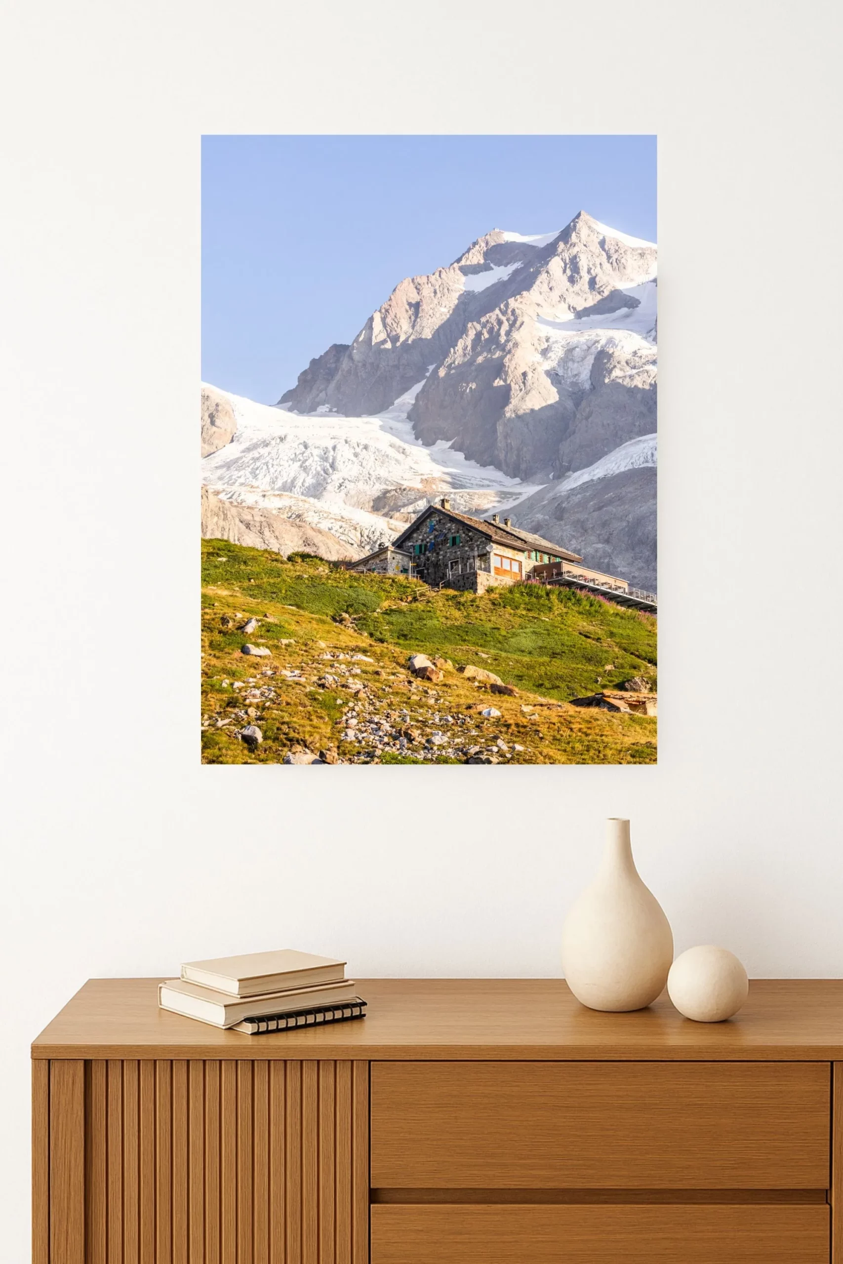 tirage photo du Refuge Elisabetta au pied des montagnes, baigné dans les premières lueurs du jour