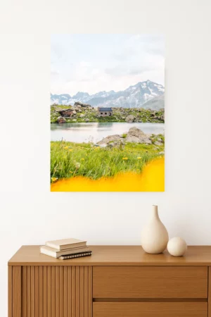 tirage photo du Refuge Vallonpierre niché dans un cirque montagneux avec des fleurs au premier plan