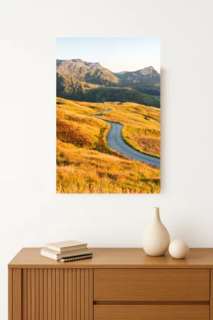 tirage photo d'une Route sinueuse serpentant à travers les paysages montagneux entre vallées et sommets