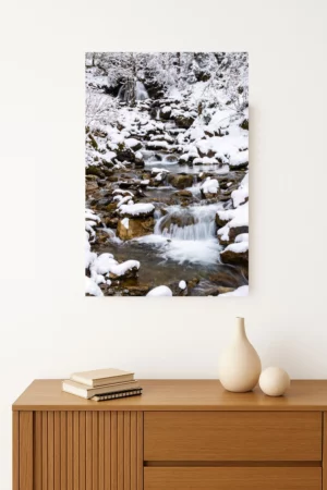 tirage pphoto d'un Ruisseau aux eaux vives coulant sous la neige fraîche dans un paysage hivernal silencieux