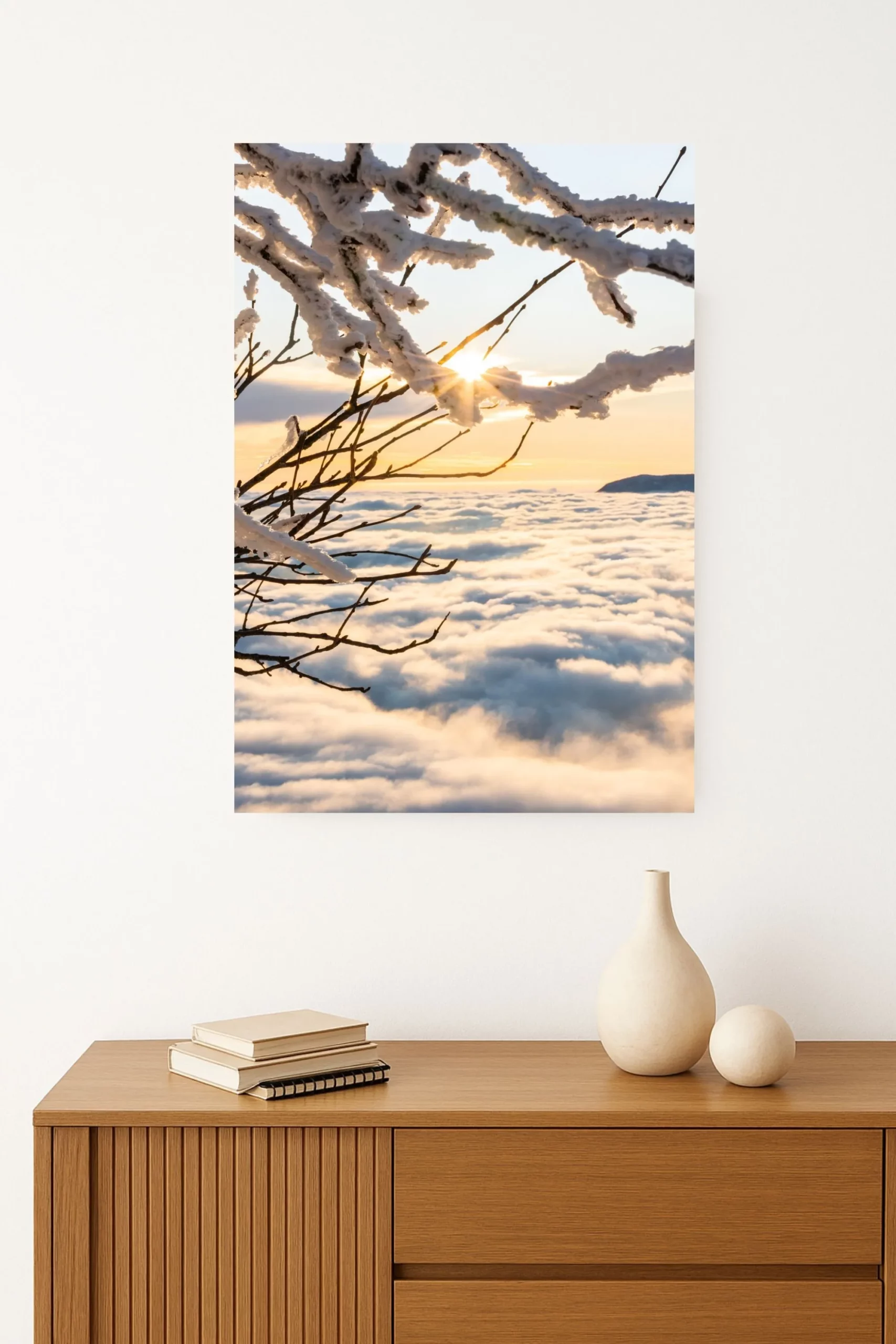 tirage photo d'un Paysage enneigé baigné de soleil émergeant au-dessus d'une épaisse mer de nuages blanchâtre