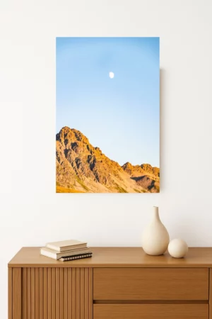 tirage photo de Lumières douces de fin de soirée baignant les sommets montagneux et la lune dans une atmosphère apaisante