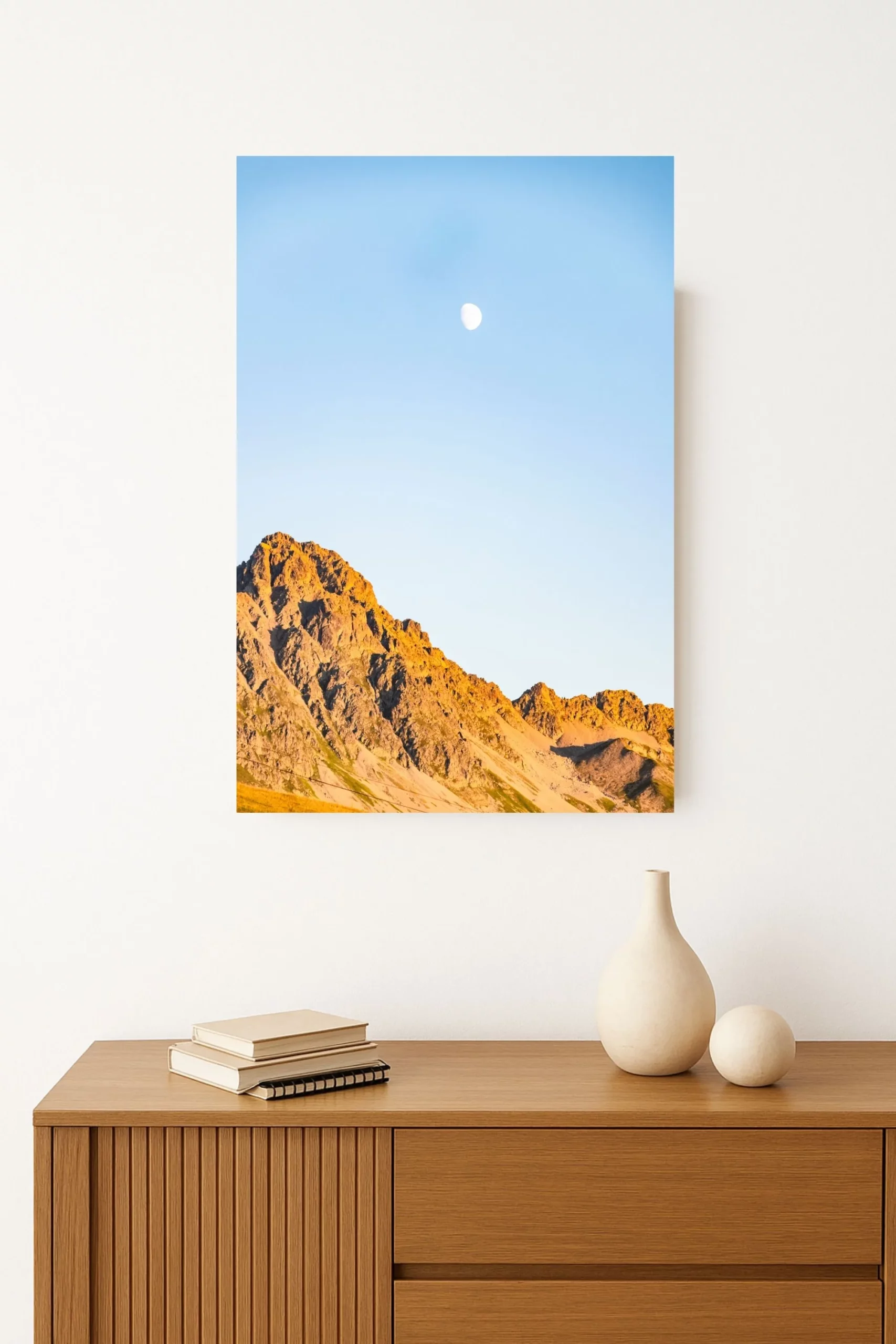 tirage photo de Lumières douces de fin de soirée baignant les sommets montagneux et la lune dans une atmosphère apaisante