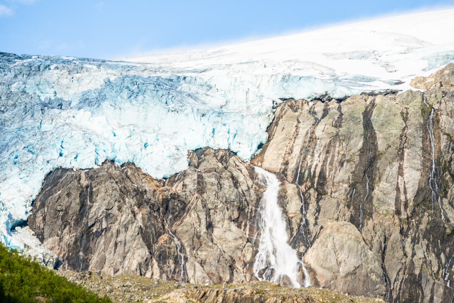 photo du Glacier Buarbreen aux teintes bleutées s'étendant majestueusement dans le paysage norvégien