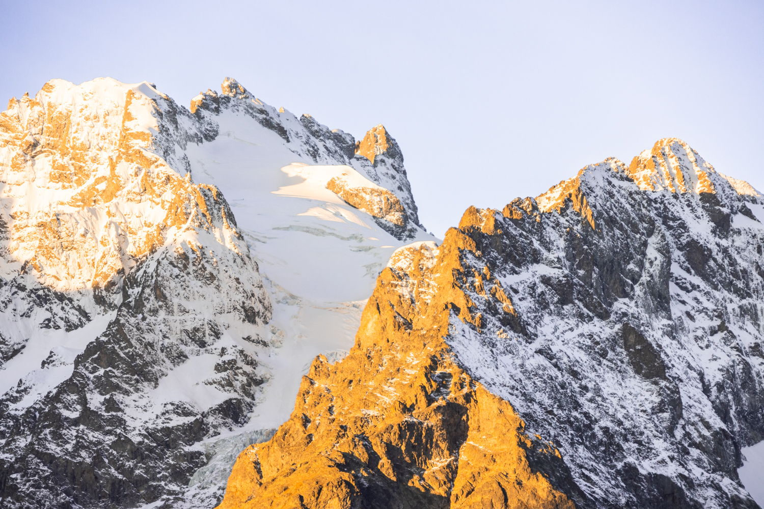 photo du Pic de la Meije se dressant fièrement depuis le col du Lautaret teintées des couleurs d'automne. Format Paysage