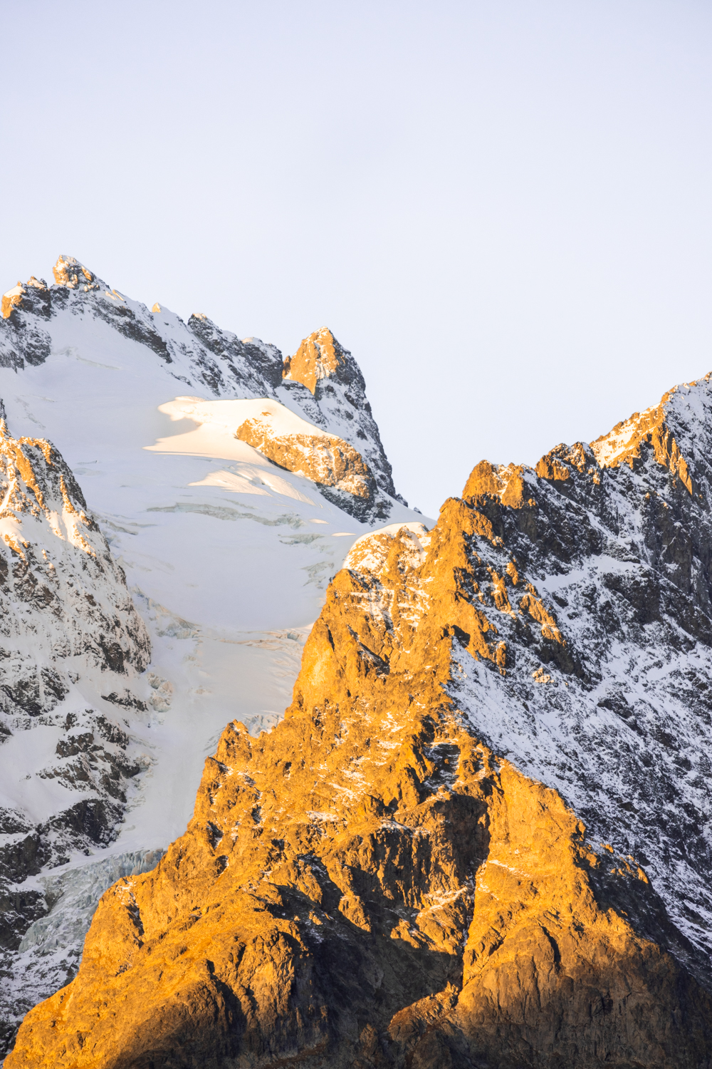 tirage photo Pic de la Meije se dressant fièrement depuis le col du Lautaret teintées des couleurs d'automne. Format Portrait