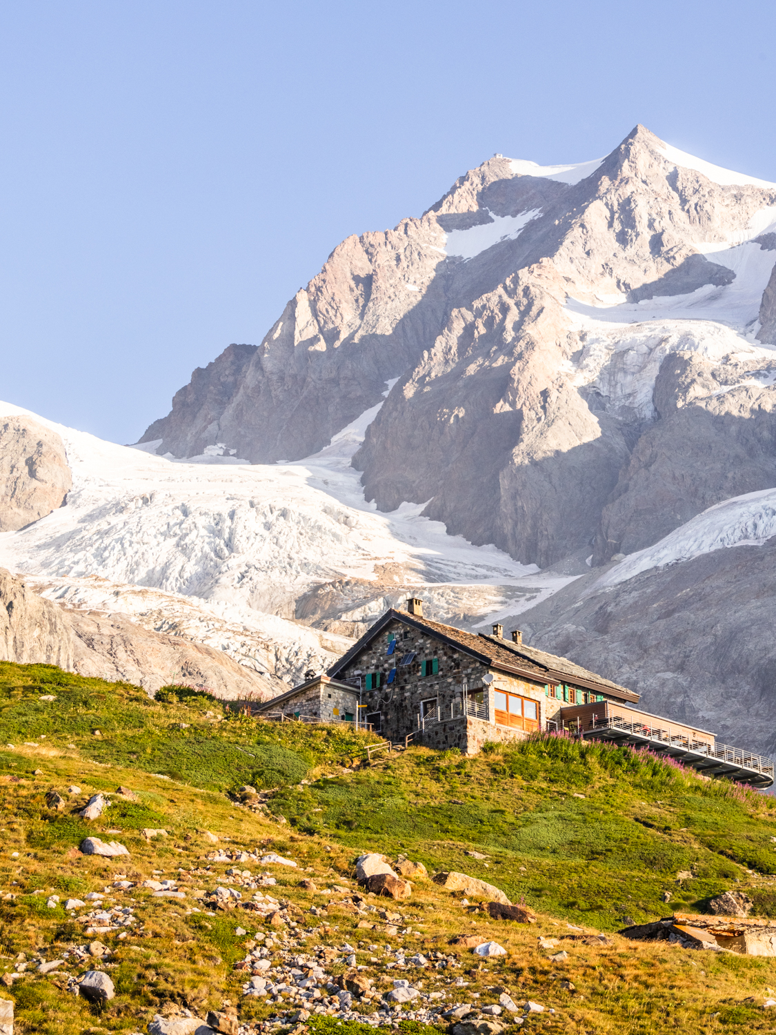 photo du Refuge Elisabetta au pied des montagnes, baigné dans les premières lueurs du jour
