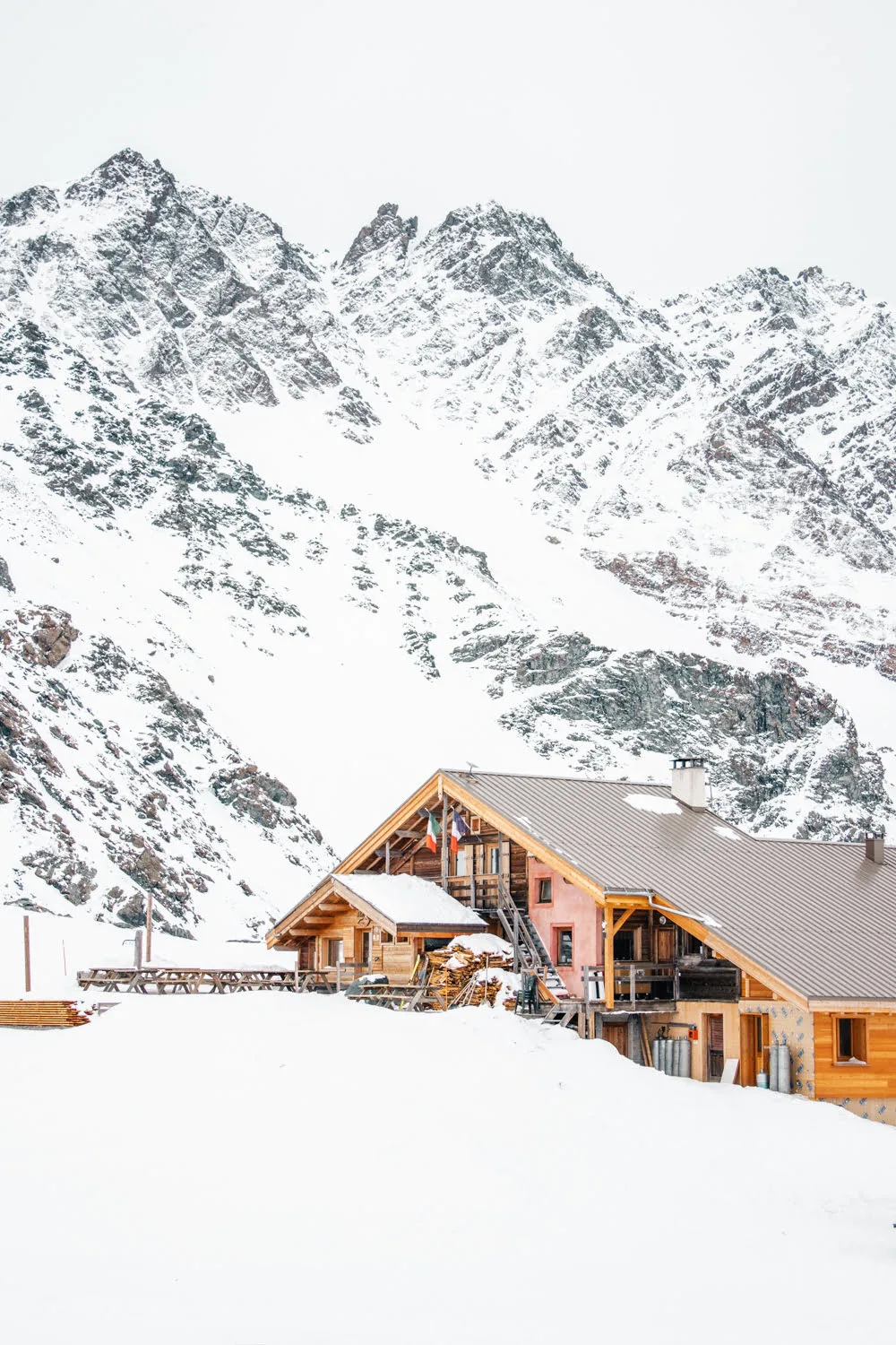 refuge au pied d'une montagne dans la neige