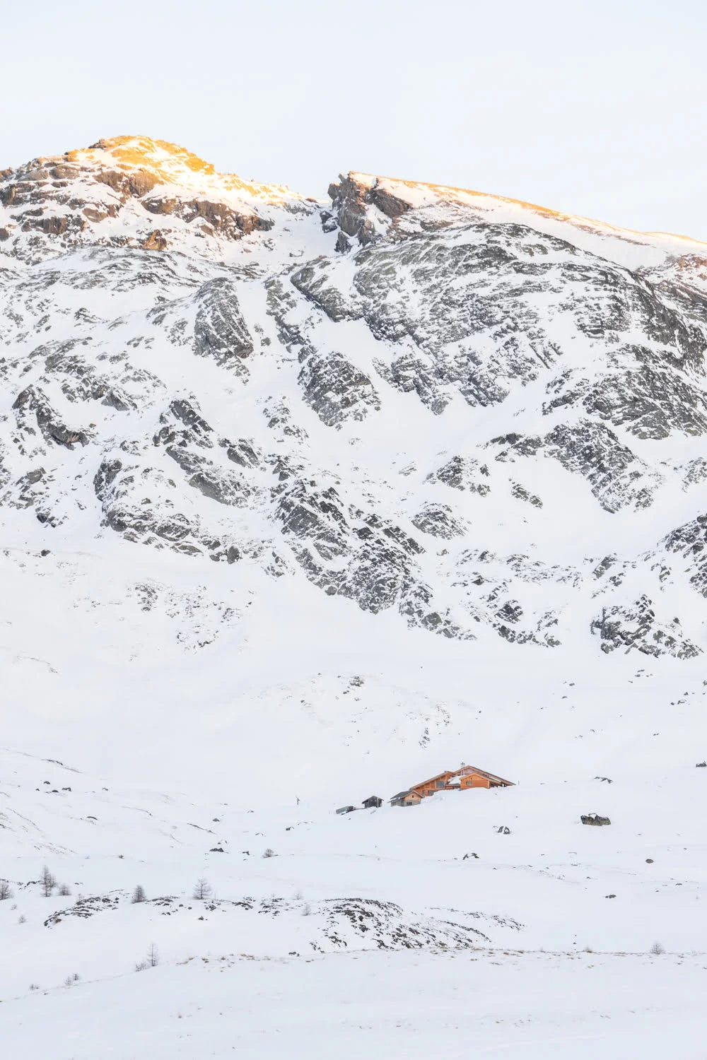 refuge dans la neige au pied d'une montagne