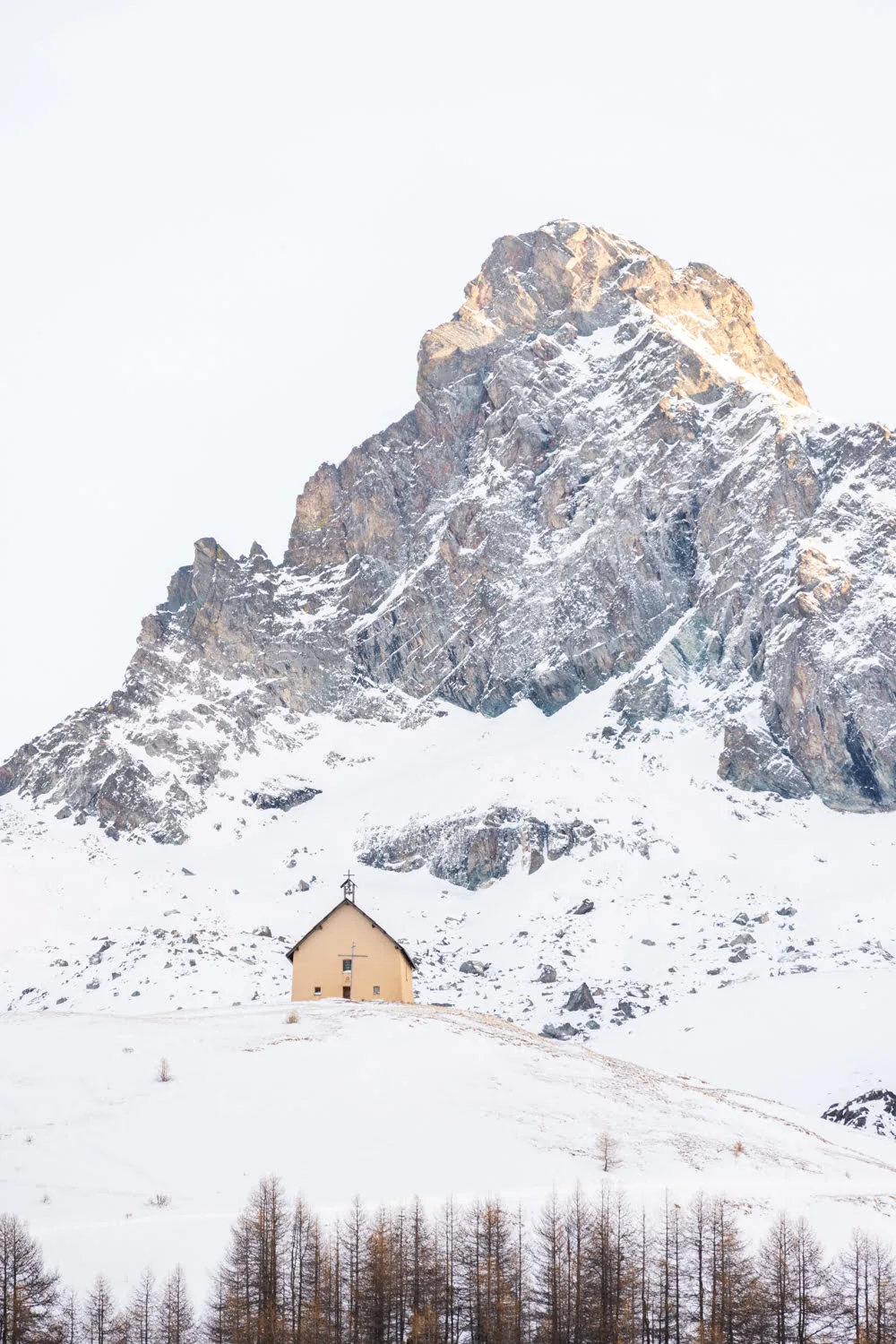 eglise au pied d'une montagne enneigée