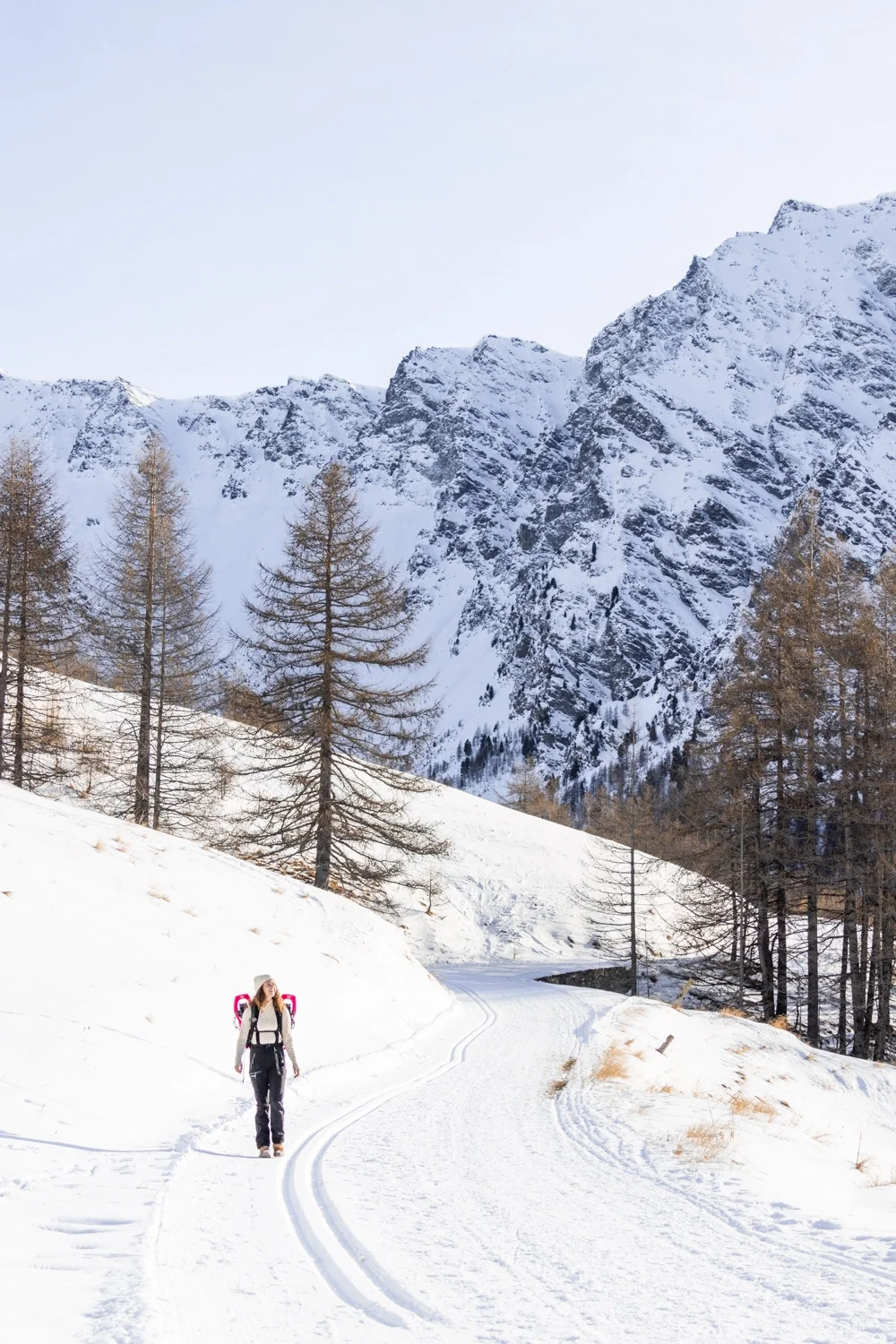 randonneuse dans la neige face au montagne