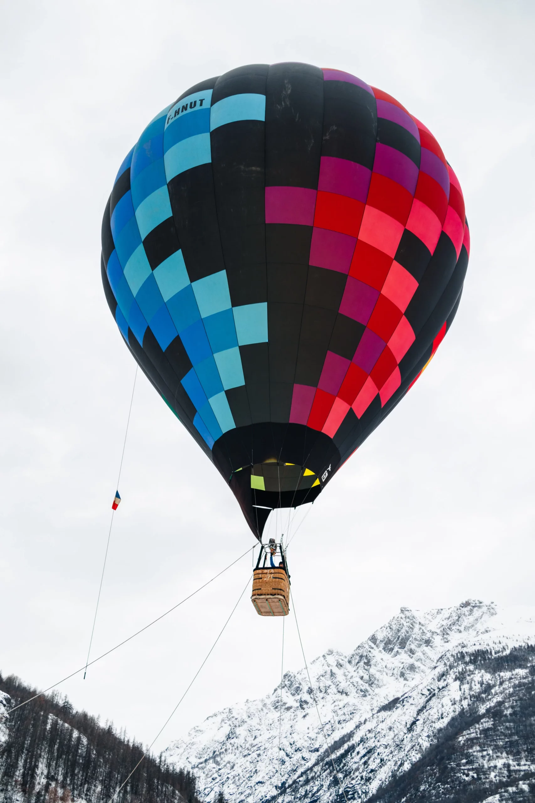 mongolfière bleu et rouge en montagne