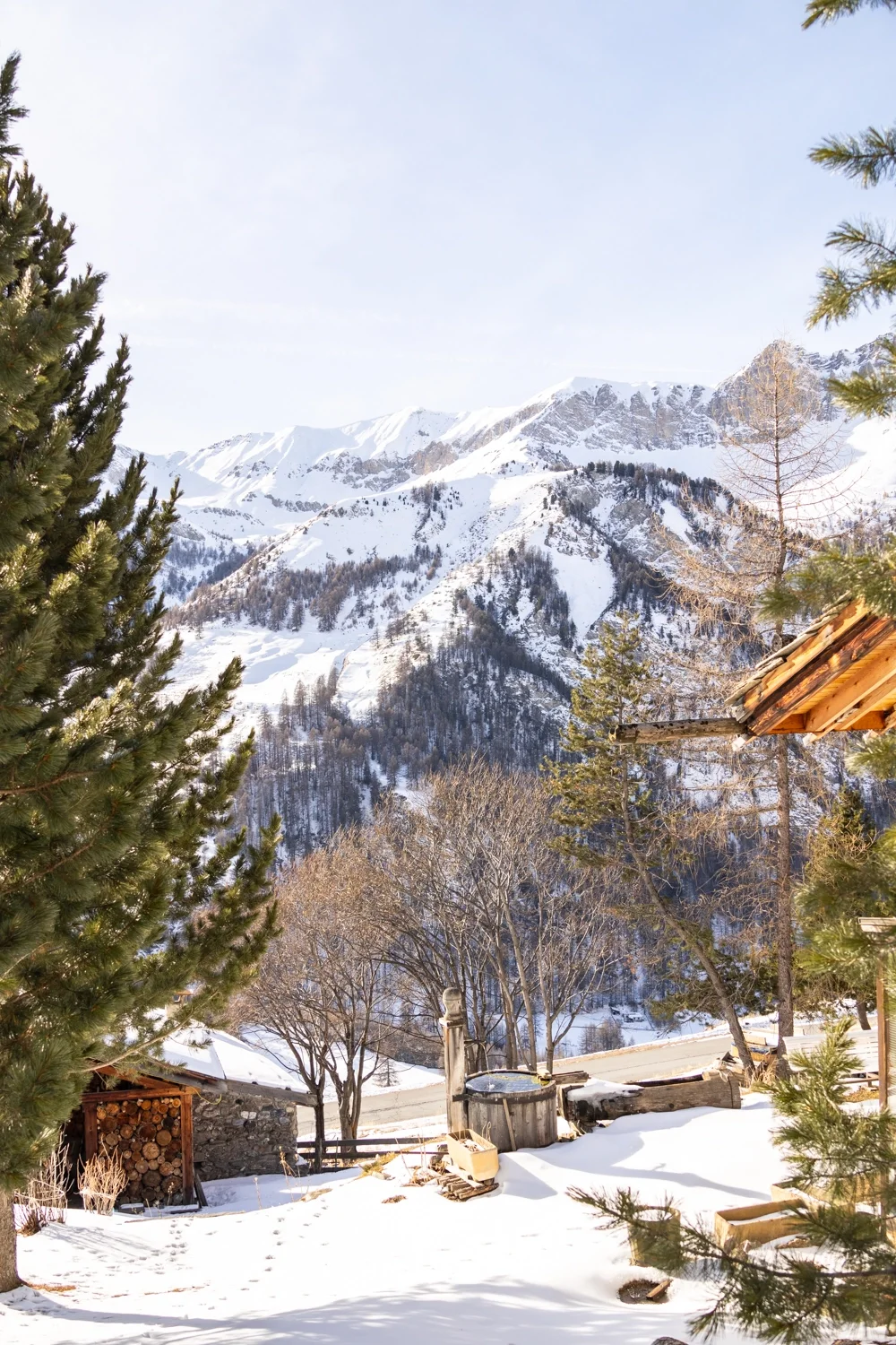 paysage de montagne avec source depuis un village