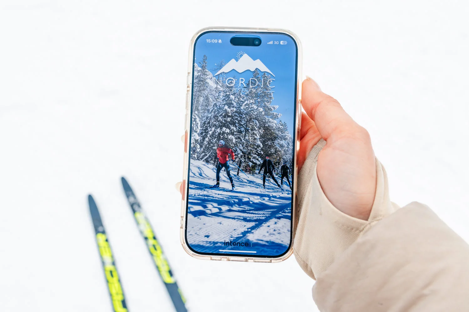 telephone avec application ouverte dans la neige