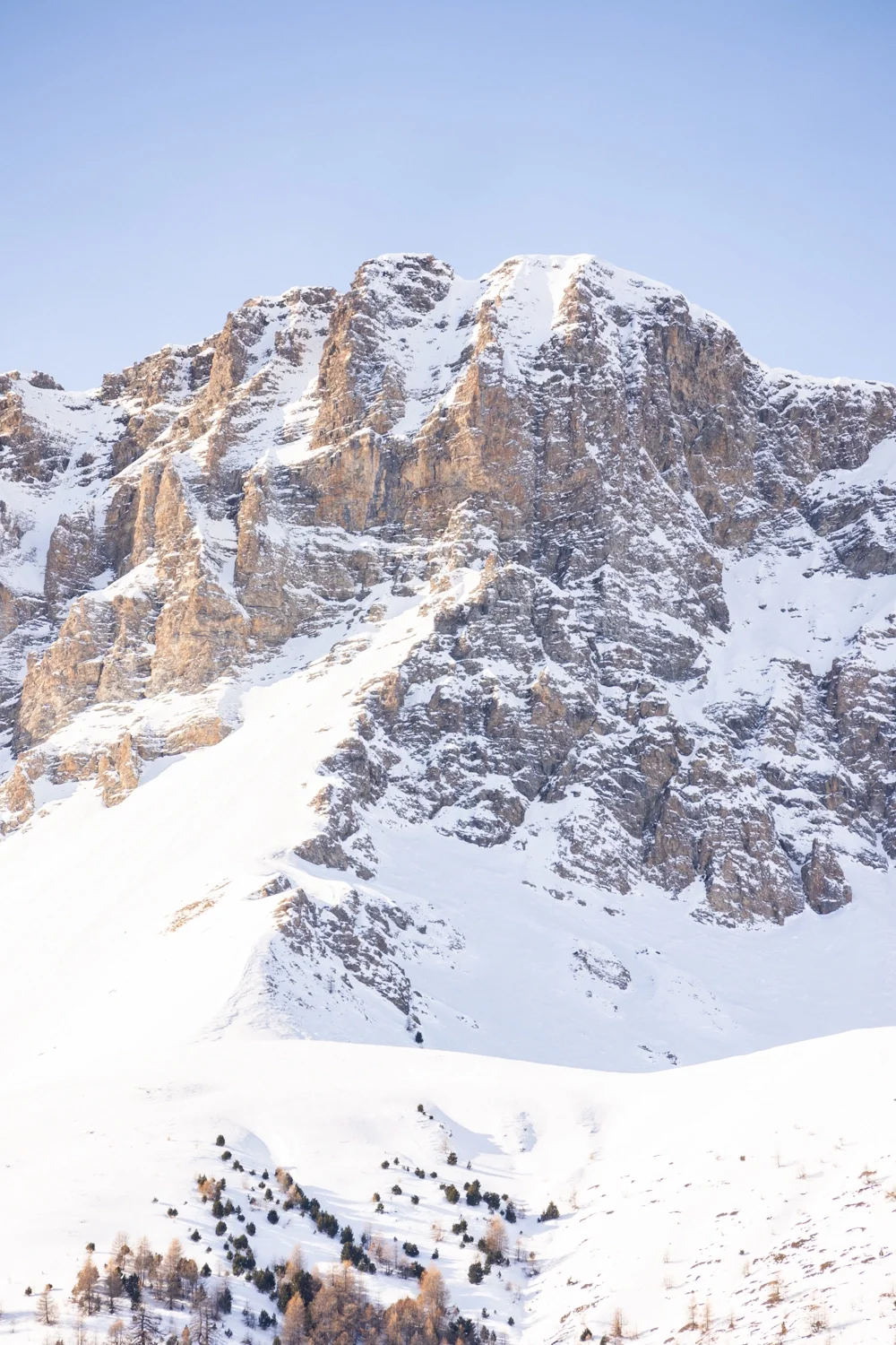 montagne enneigée au soleil