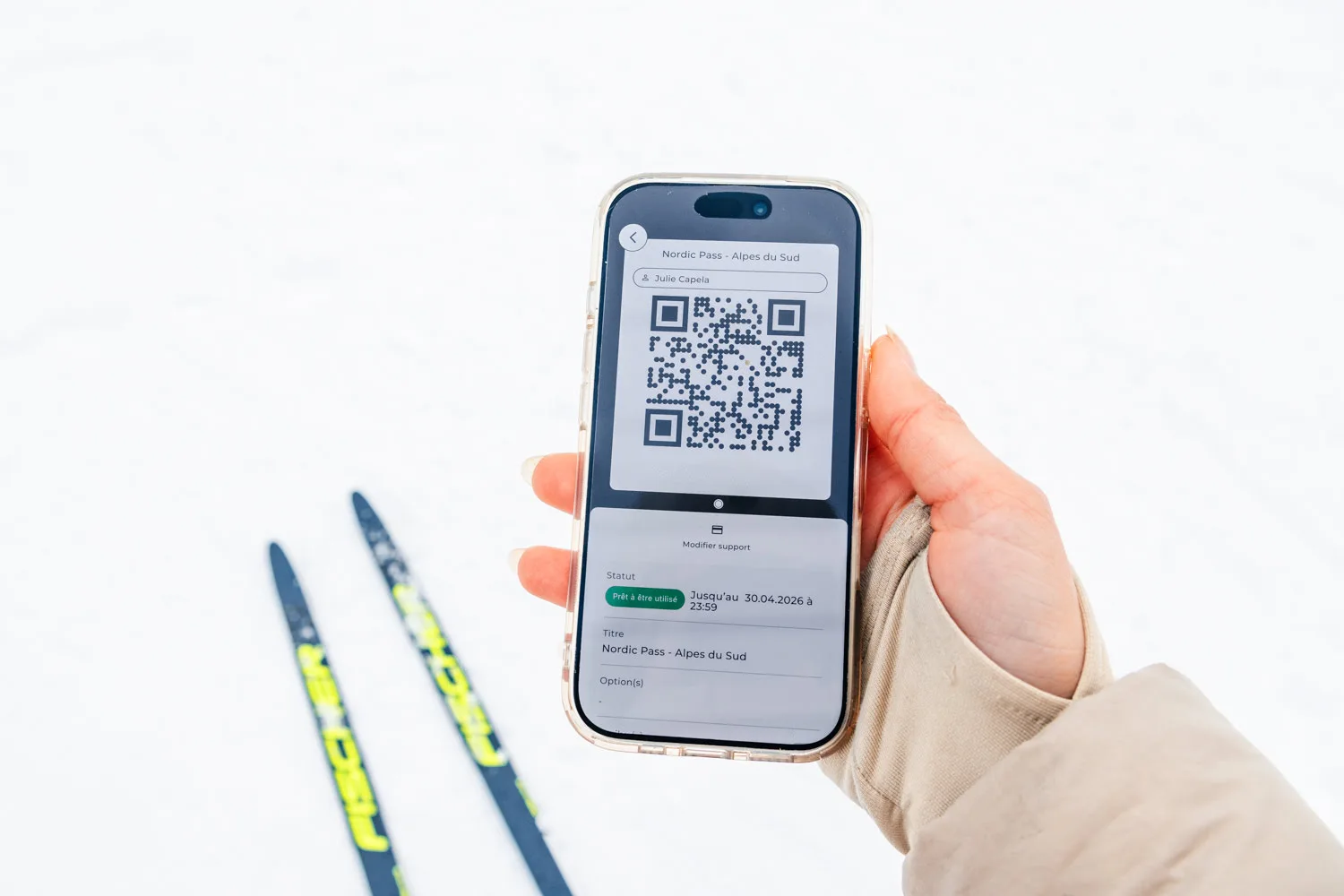 telephone avec qr code dans la neige