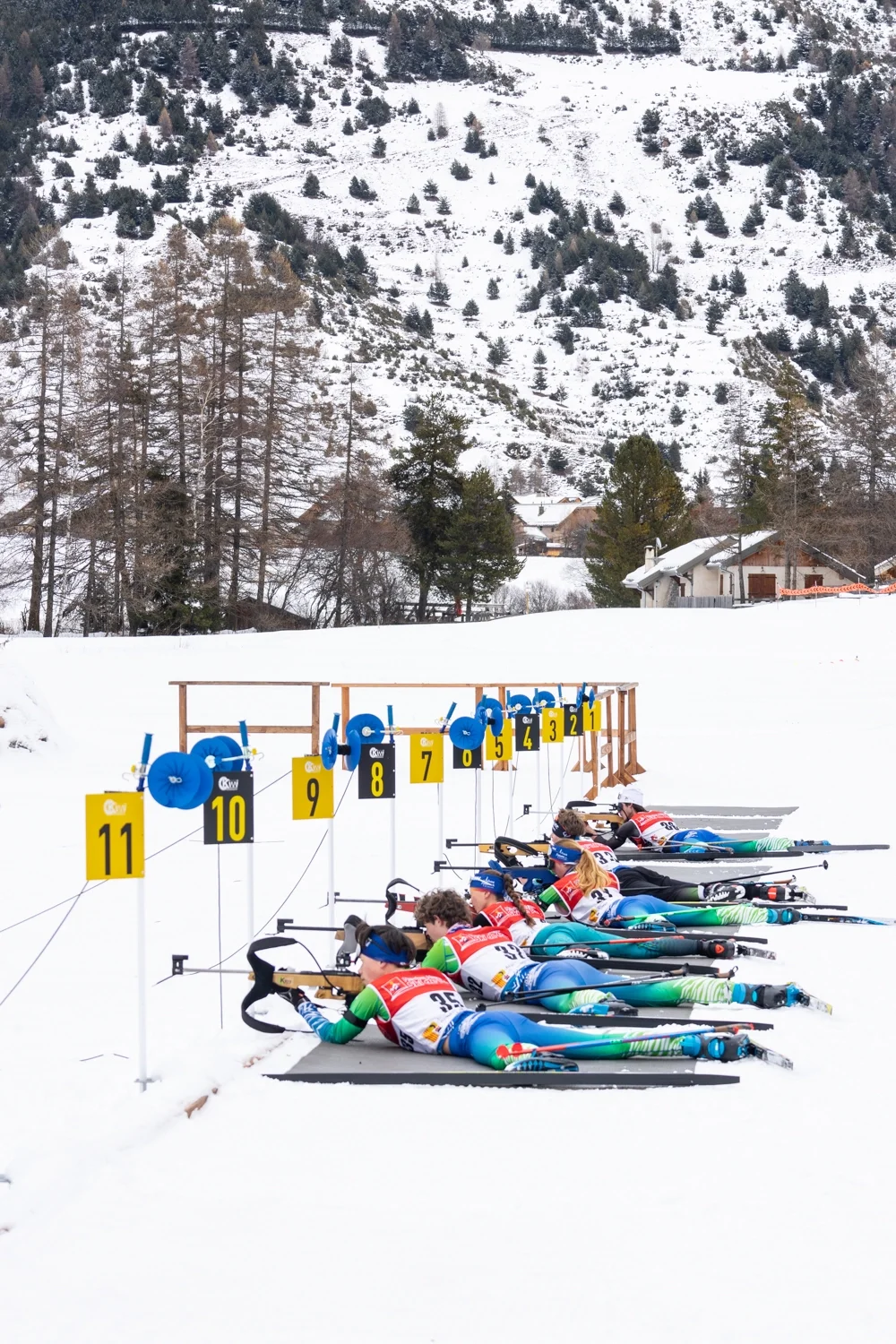 jeunes en équipe de biathlon au pas de tir