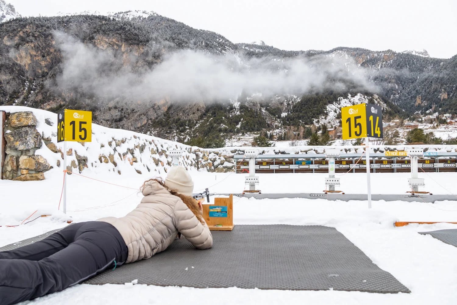 biathlon avec quelqu'un allongé au pas de tir
