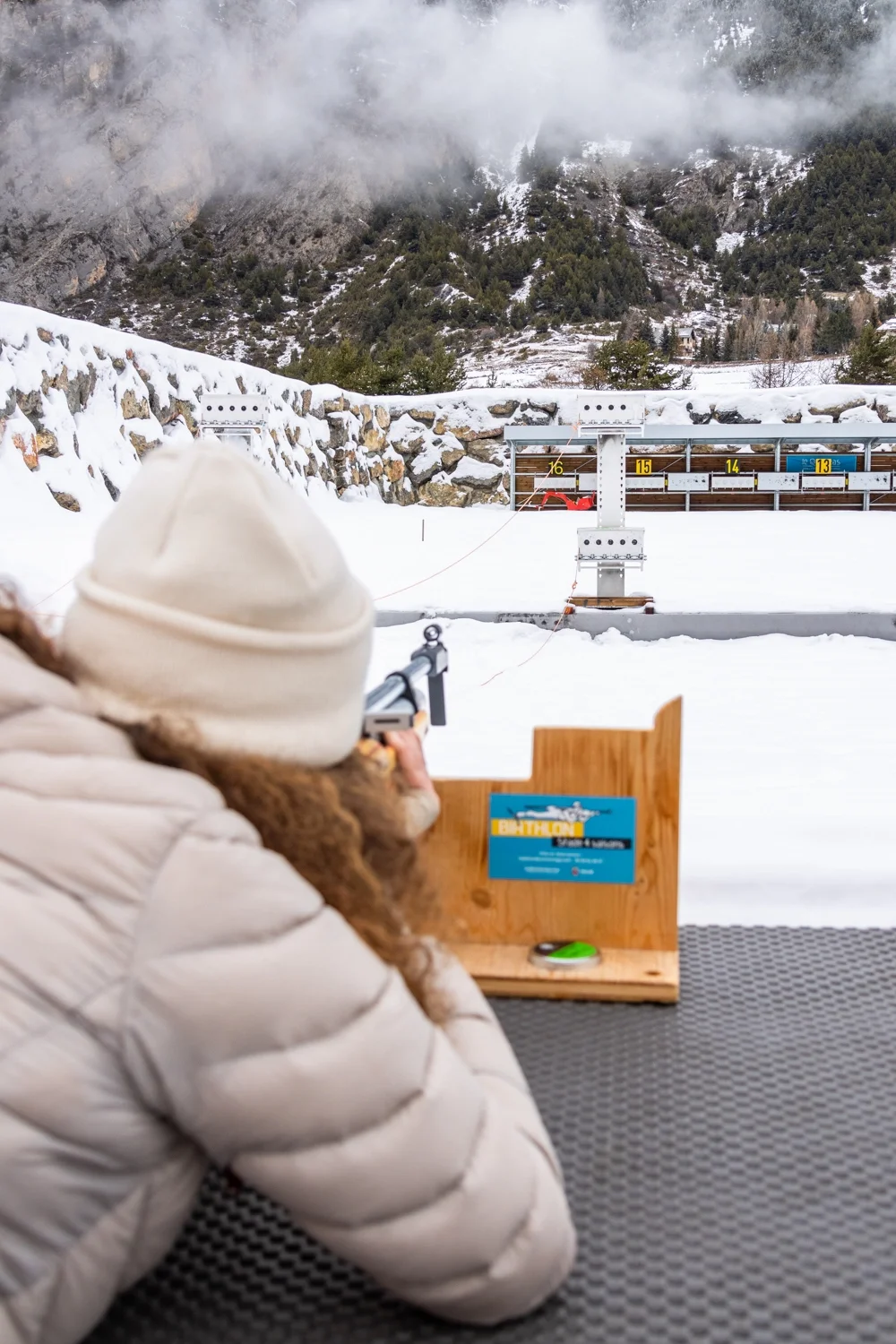 fille qui tir couché au biathlon