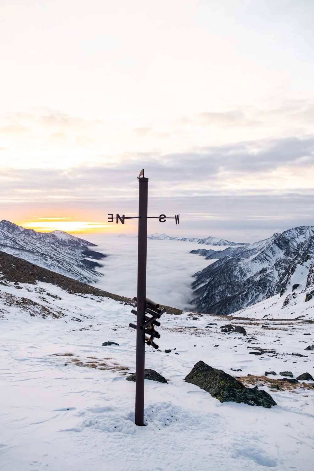 flèche de direction devant mer de nuage en montagne