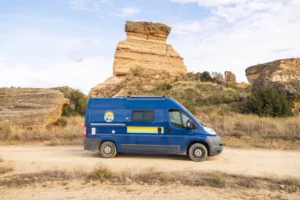 van devant un tozal dans un desert