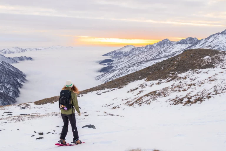 Découvrir les activités nordiques dans les Alpes du Sud randonneuse devant paysage de mer de nuage en montagne
