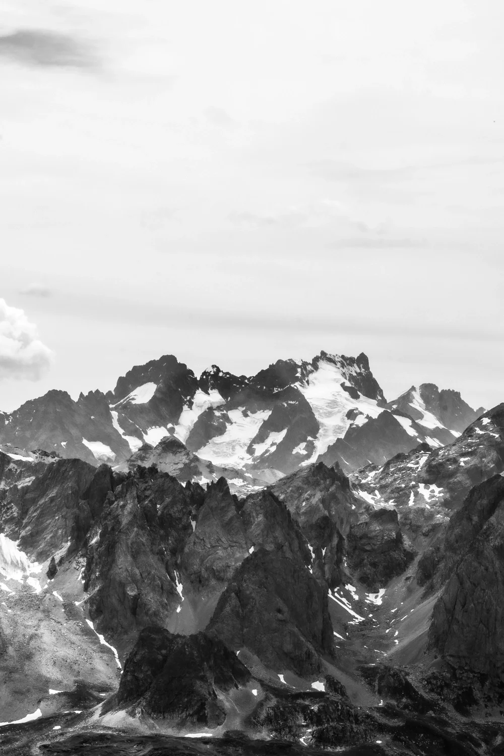 photo de montagne en noir et blanc