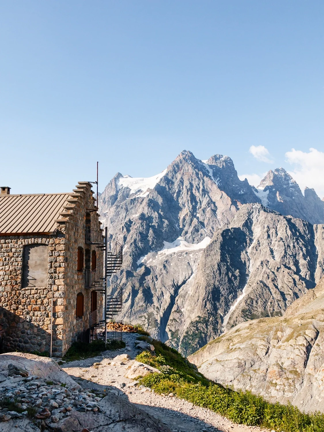 refuge du glacier blanc face a la montagne