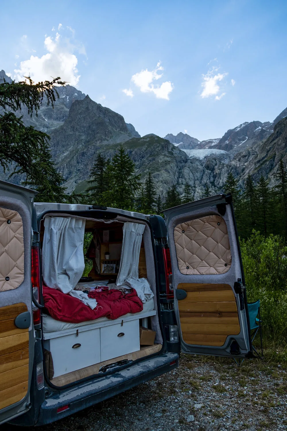 van ouvertdevant une montagne