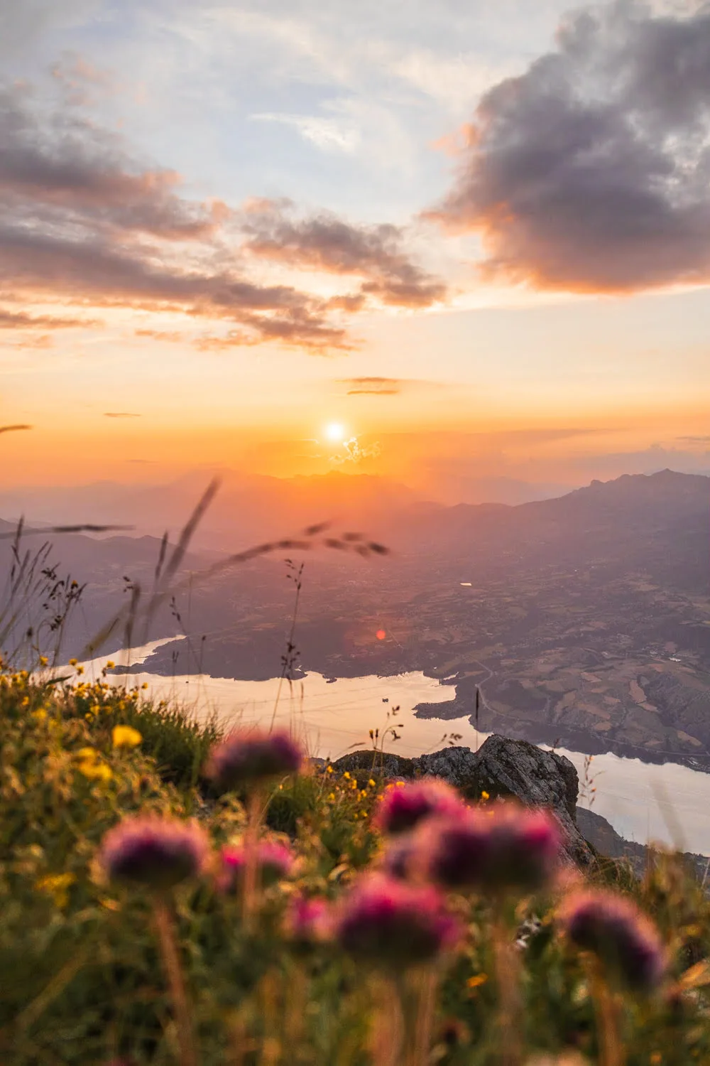 coucher de soleil en montagne sur un lac