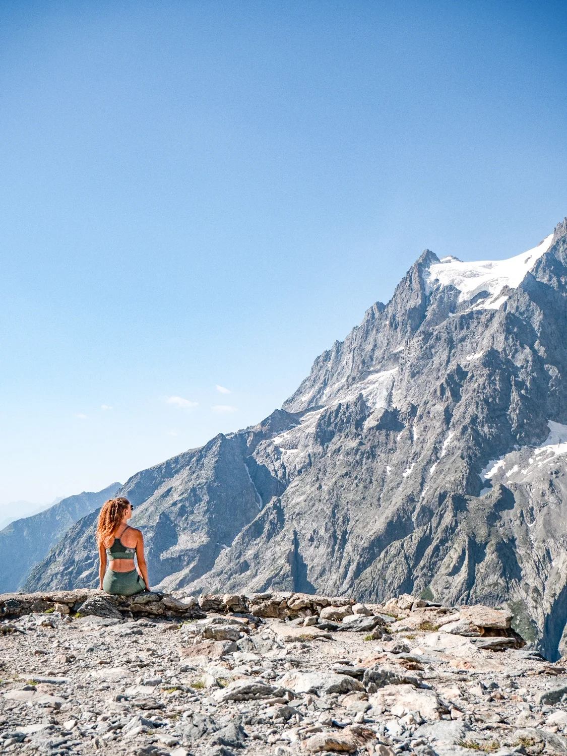 randonneuse devant montagne