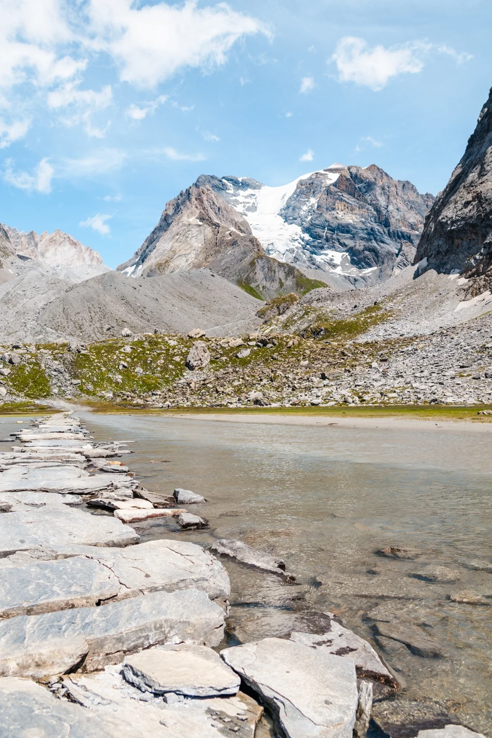 lac des vaches avec montagne