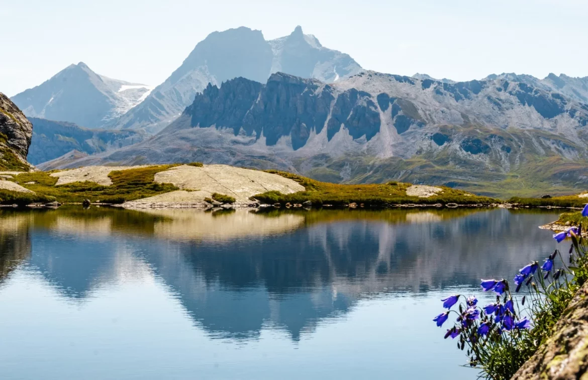 lac en montagne avec paysage