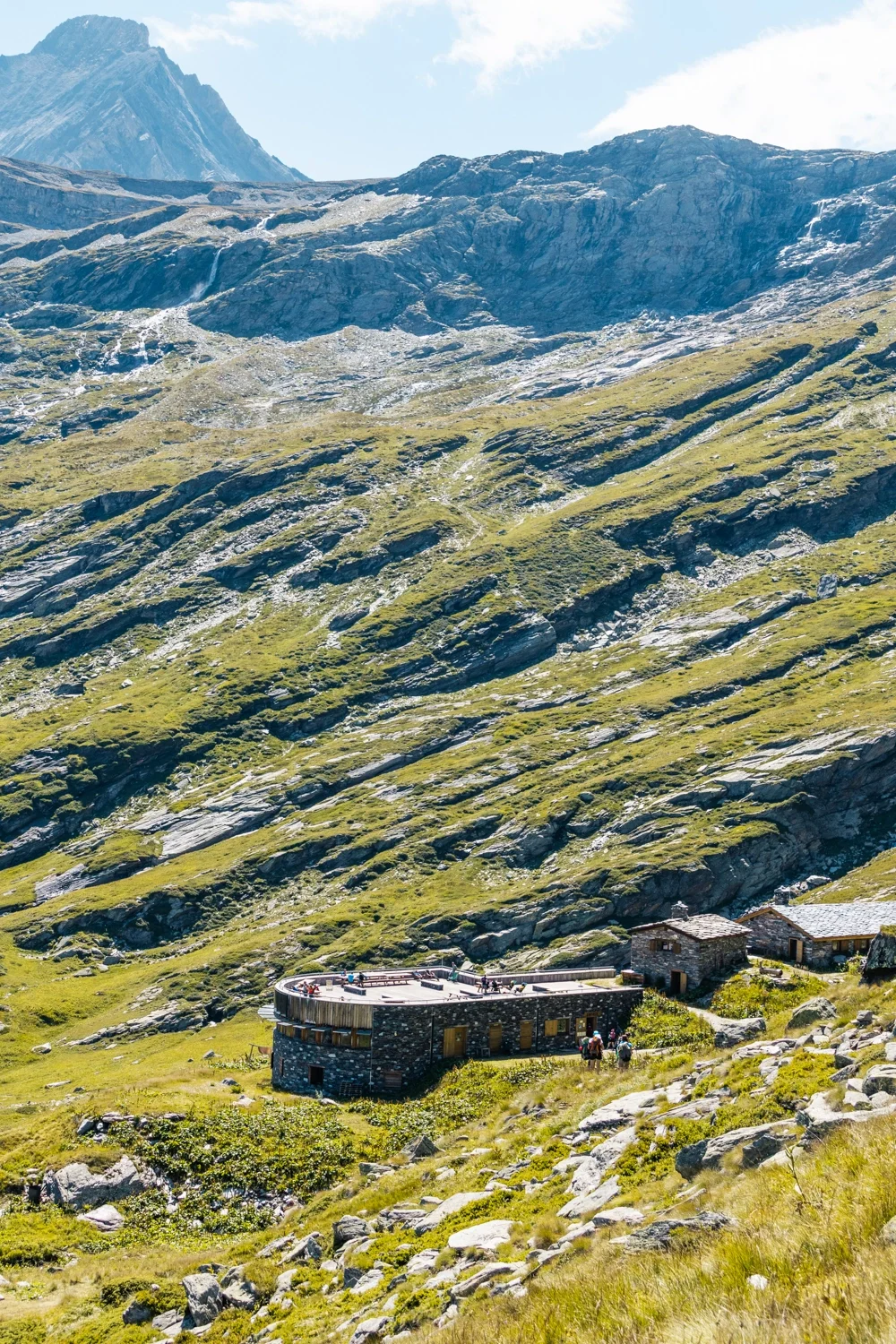 refuge de montagne dans herbe